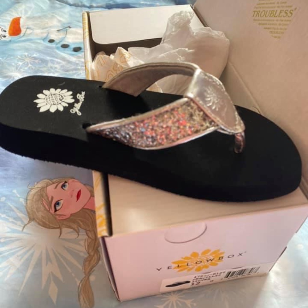 Girls/youth Yellow box sandals